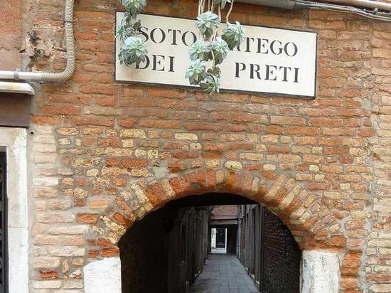 sotoportego-dei-preti