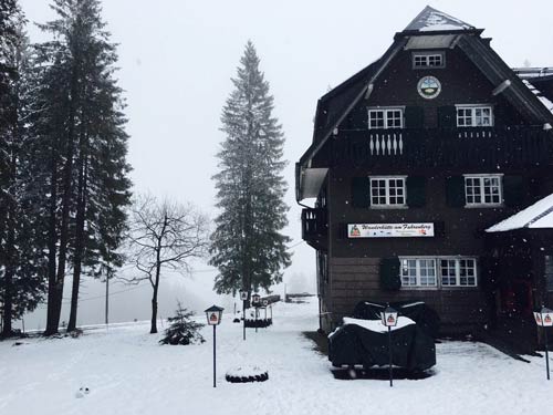 大雪中的Naturfreundehaus，像極了電影中歷經(jīng)千辛萬苦終于尋找到的酒館