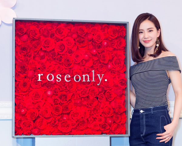 劉詩詩幸福依偎roseonly巨型定制永生玫瑰，婚禮在即難掩甜蜜