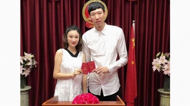 NBA周琦和美女空姐王欣怡領(lǐng)證結(jié)婚  嬌妻最萌身高差成亮點(diǎn)