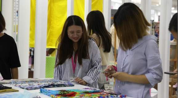 盡顯潮流大勢(shì)　中國(guó)女裝面料流行趨勢(shì)在柯橋發(fā)布（組圖）