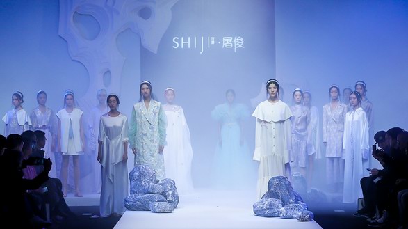 “越”設(shè)計(jì)，越精絕 SHIJI時(shí)集2020春夏系列設(shè)計(jì)師屠俊發(fā)布會