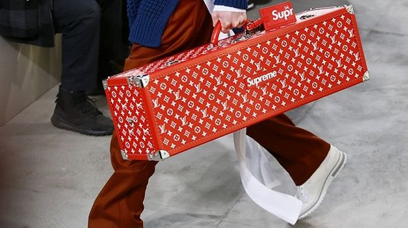 LV x Supreme聯(lián)名行李箱拍出88萬元，愛馬仕鉑金包怎么看？