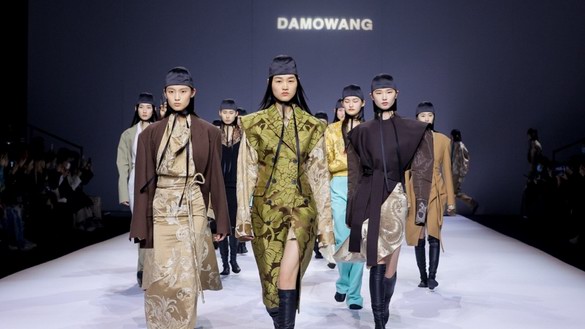 拂塵踏月，錦衣夜行——DAMOWANG·韓磊于中國國際時裝周發(fā)布2021秋冬最新系列