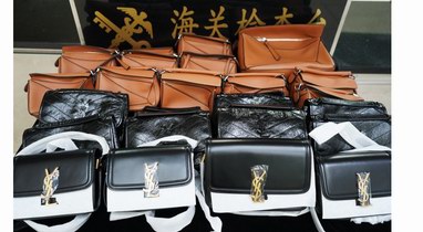 全是假貨！拱北口岸查獲25個(gè)“LOEWE”“YSL”奢侈品包袋