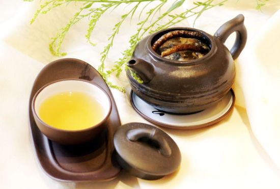 蟲(chóng)草最常見(jiàn)的吃法是煮水當(dāng)茶喝