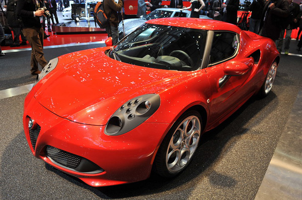 Alfa Romeo 4C 跑車量產(chǎn)版現(xiàn)身日內(nèi)瓦車展