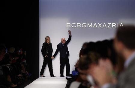 設計師Max Azria在BCBG Max Azria紐約2013秋冬時裝秀結尾致謝